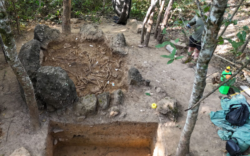 🏺 Arqueología: Una jarra con huesos en Laos