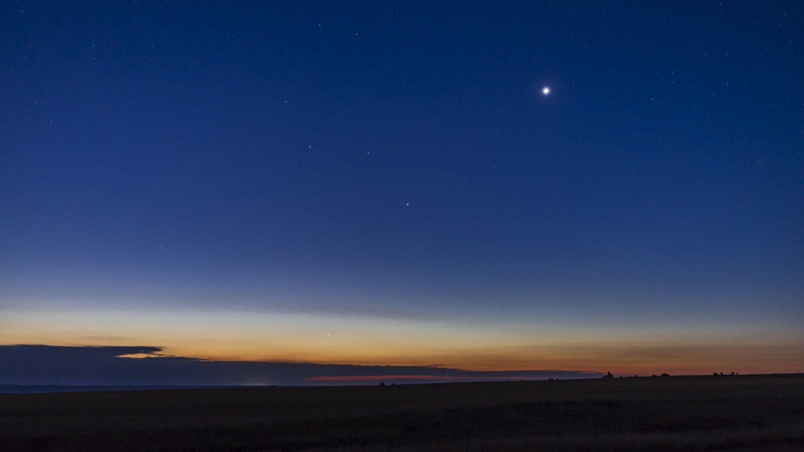 🚀 Espacio: Venus domina el cielo al atardecer