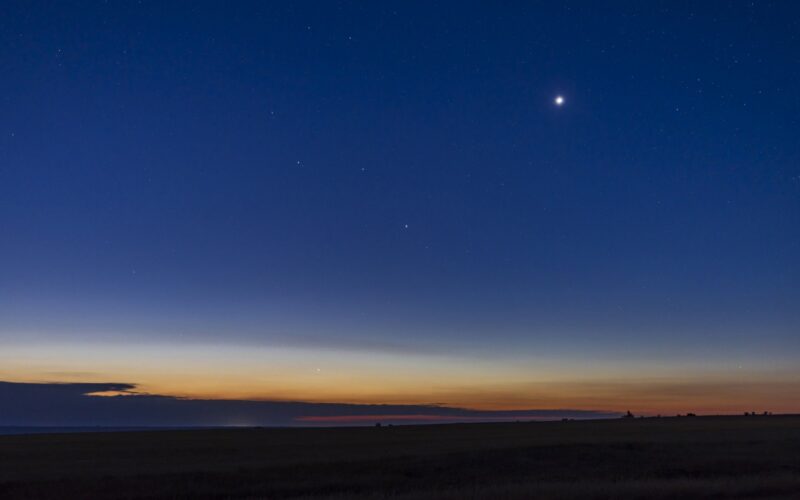 🚀 Espacio: Venus domina el cielo al atardecer