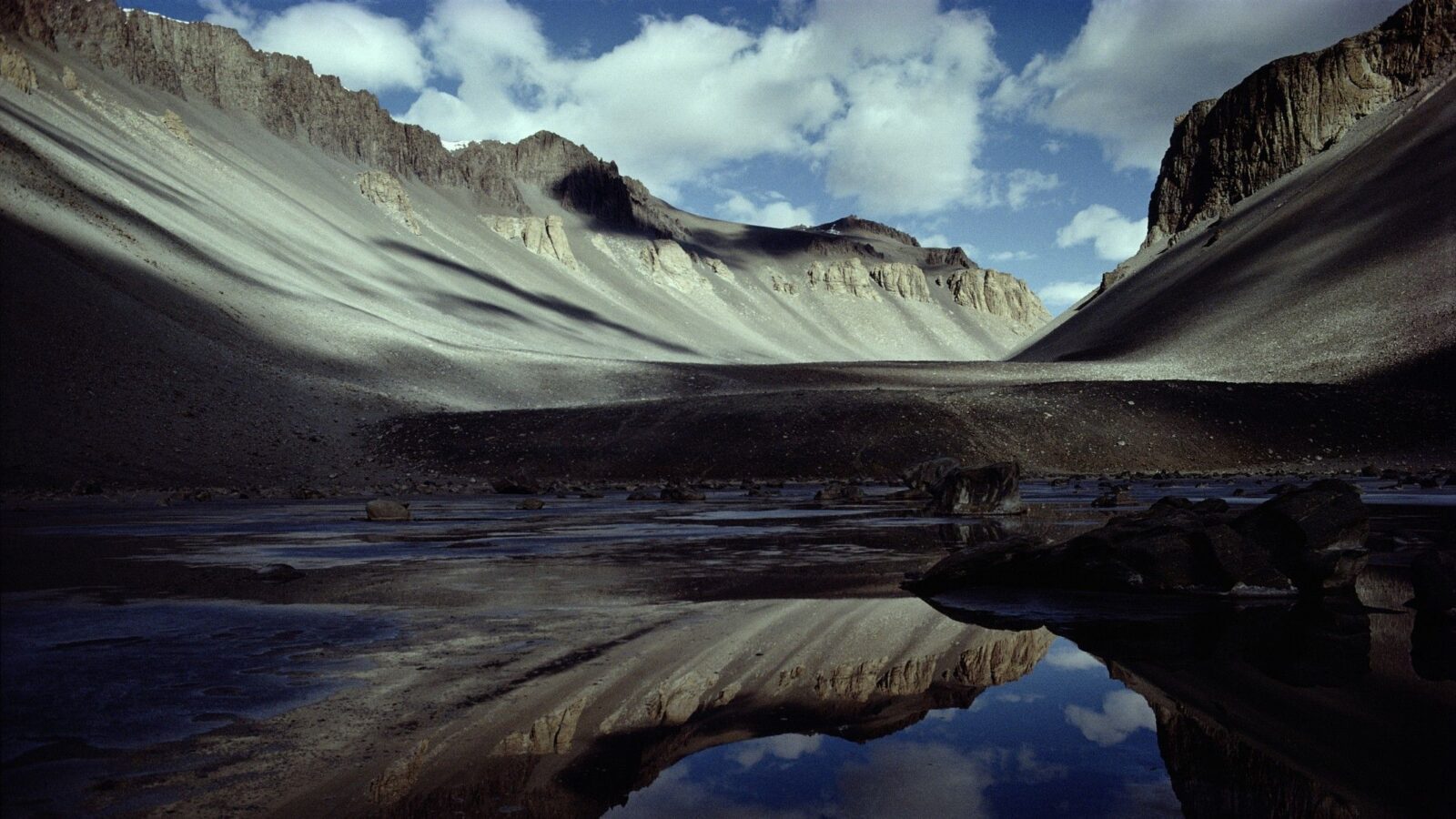 🌍 Tierra: El lago antártico que no se congela