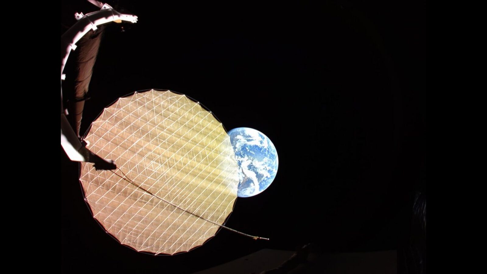 🚀 Espacio: Un satélite despliega su gran reflector