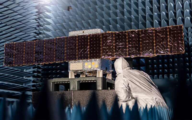 🚀 Espacio: Un detector de neutrinos se va a órbita