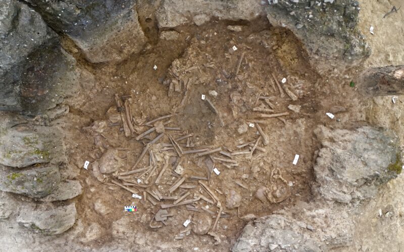 🏺 Arqueología: un «jarro de muerte» revela entierros colectivos en Laos