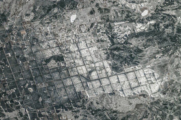 🌍 Tierra: El lago antiguo que aún ordena granjas