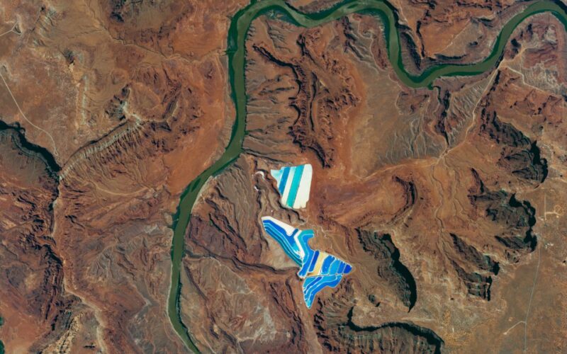 🌍 Tierra: Estanques azules junto al río Colorado