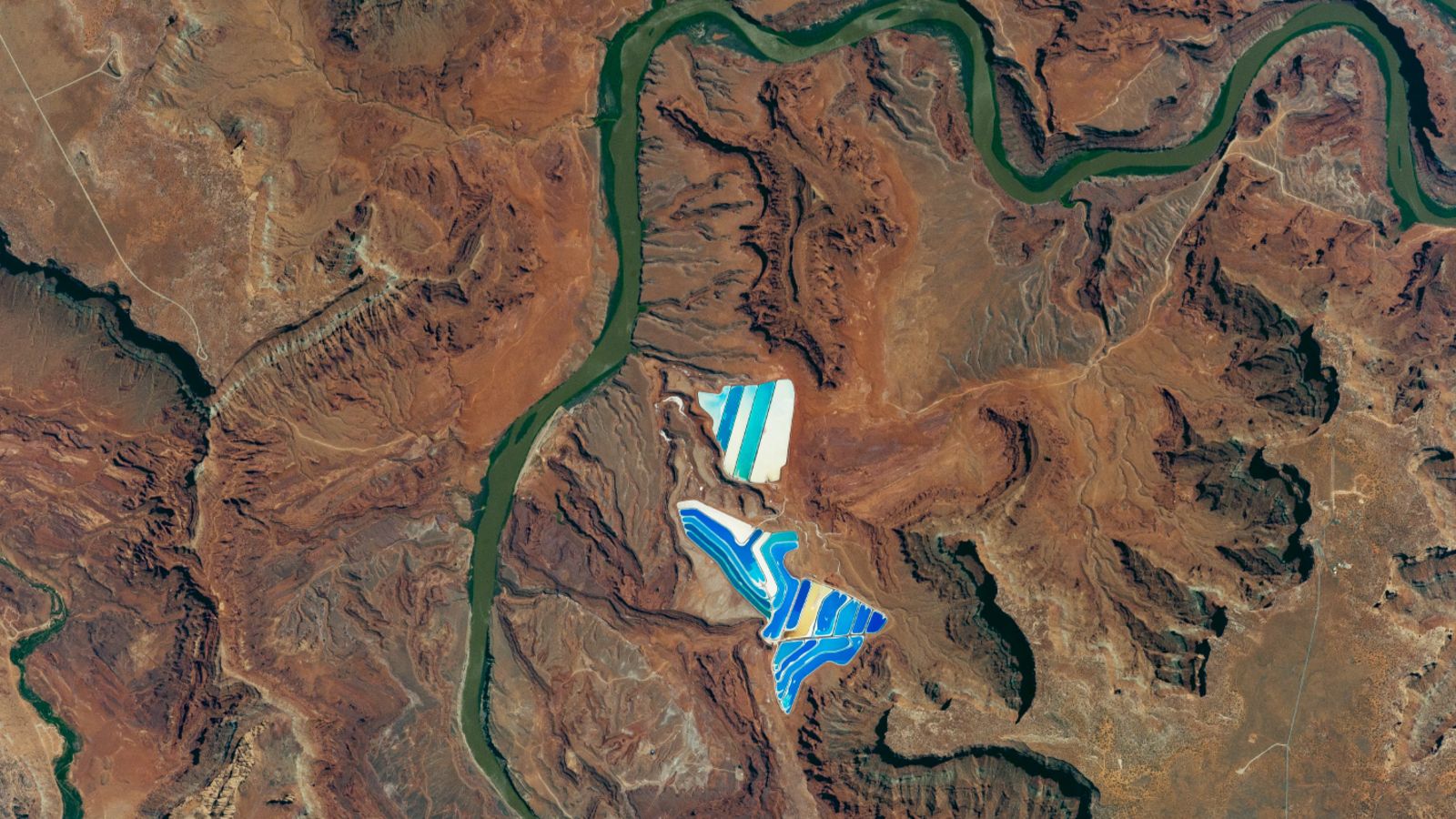 🌍 Tierra: Estanques azules junto al río Colorado