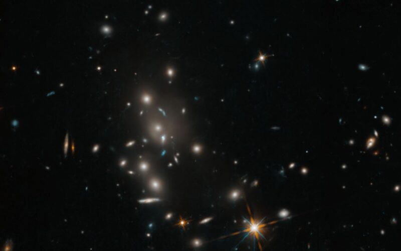 🚀 Espacio: Hubble retrata un cúmulo de galaxias