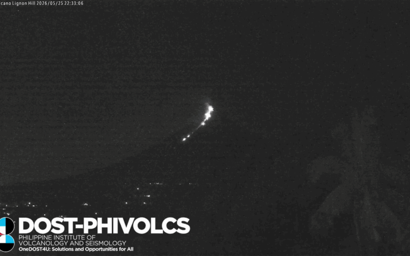 ☄️ Espacio: Un meteoro verde sobre un volcán activo