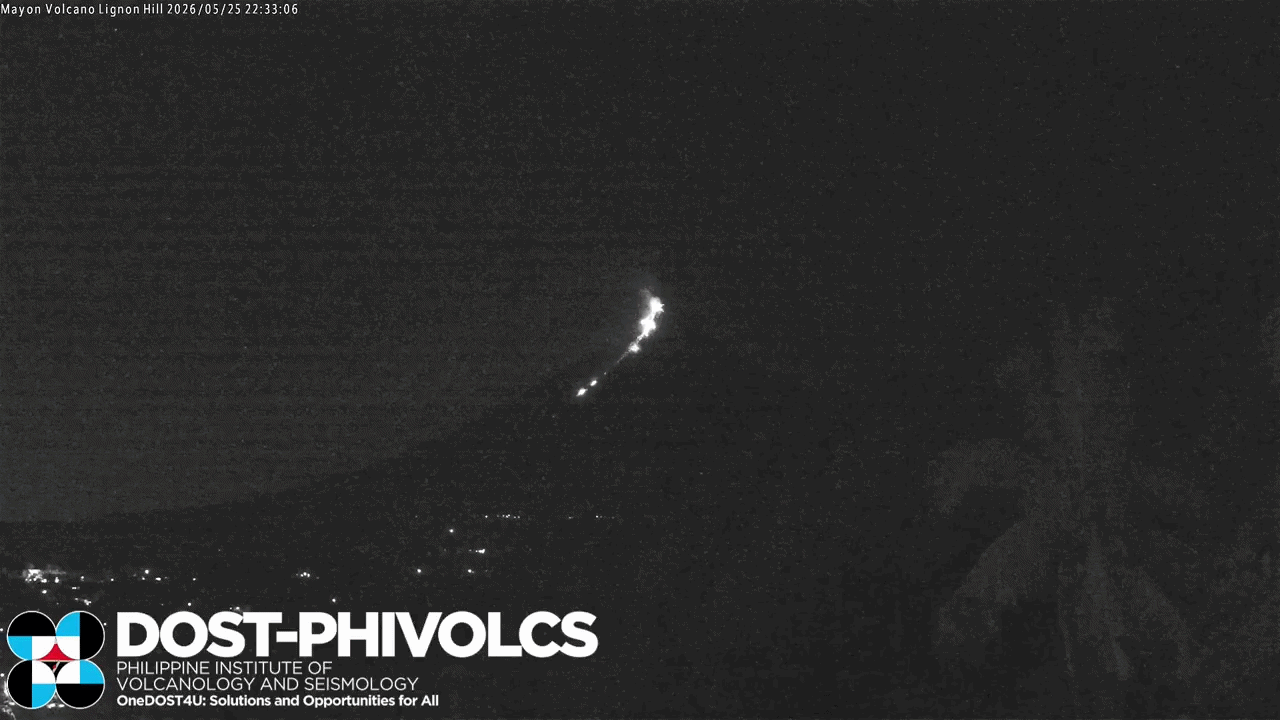 ☄️ Espacio: Un meteoro verde sobre un volcán activo
