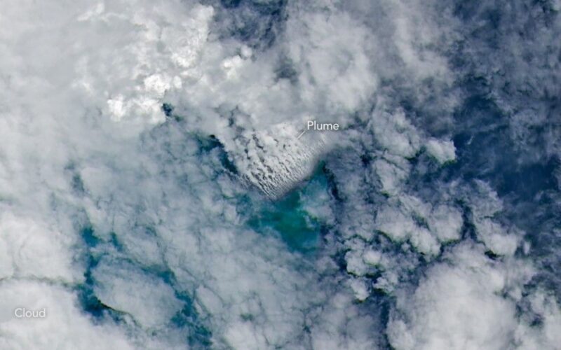 🌋 Tierra: Un volcán submarino visto desde el espacio