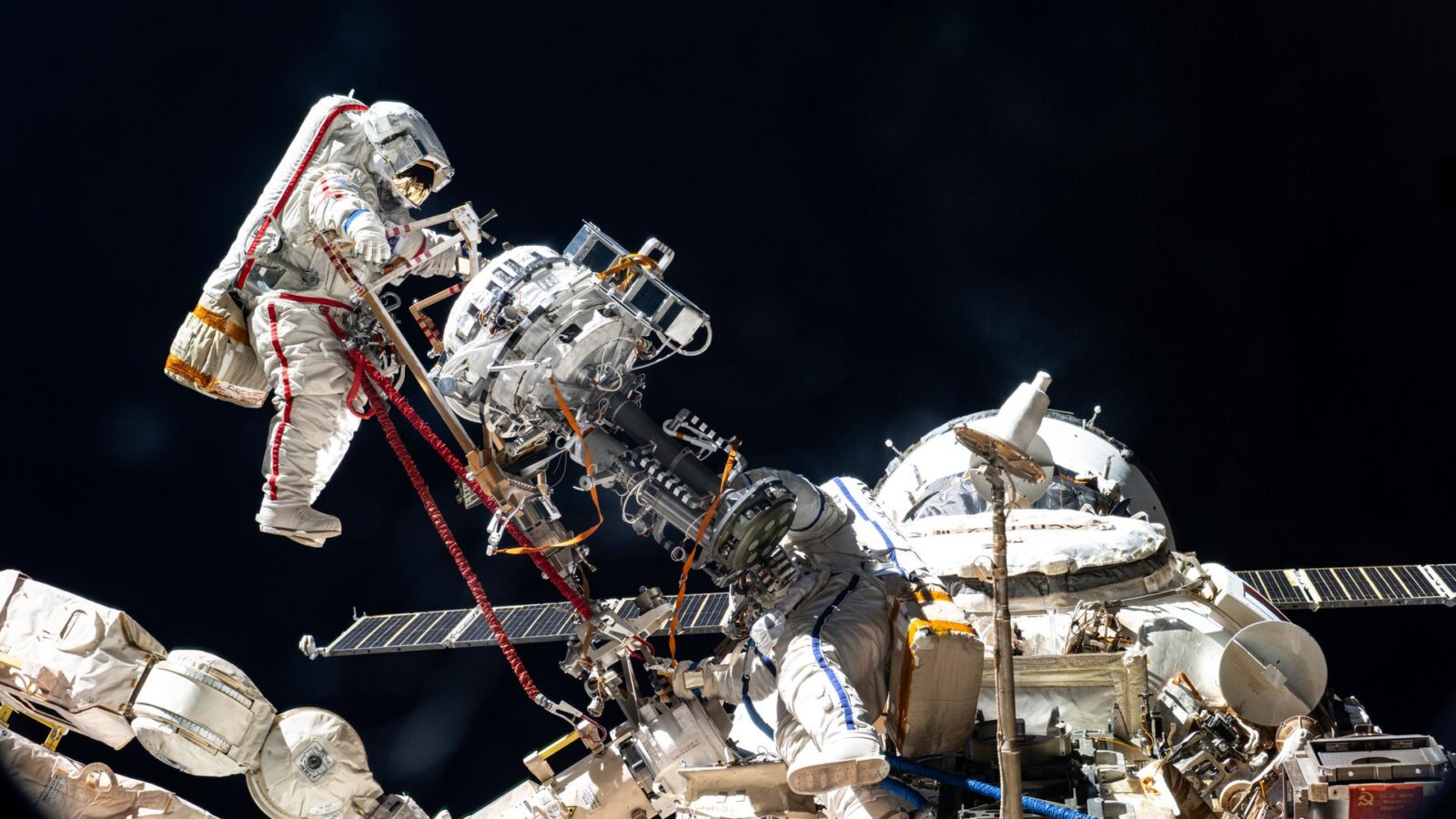 🚀 Espacio: Cosmonautas inician caminata para hardware científico