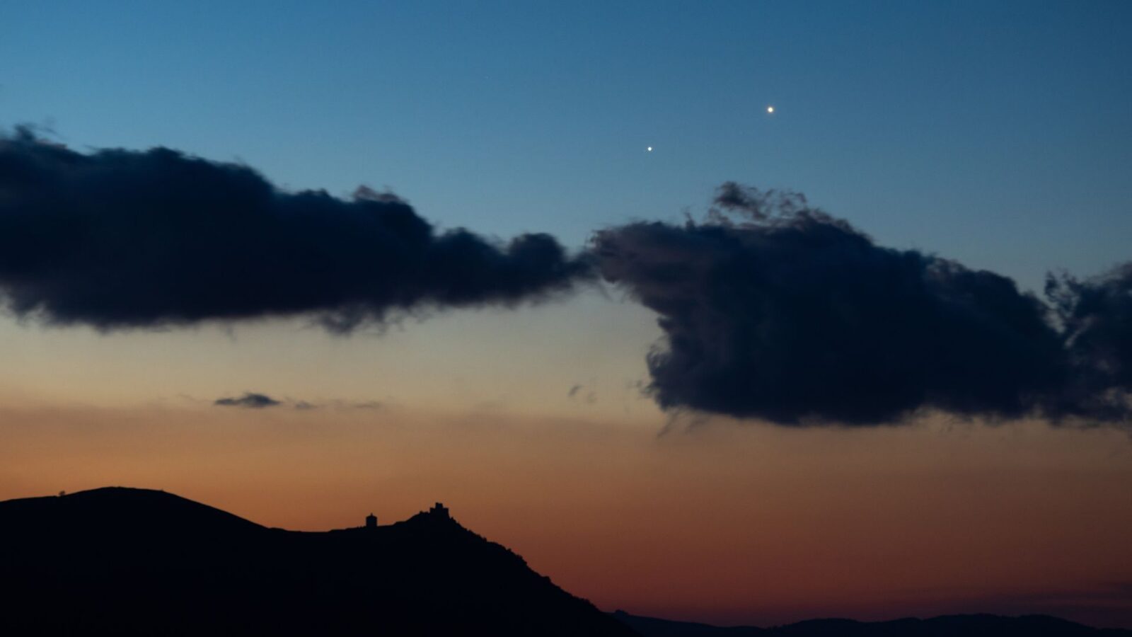 🚀 Espacio: Tres planetas se alinean al atardecer