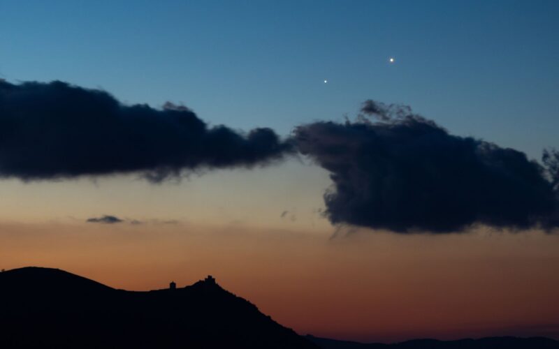 🚀 Espacio: Tres planetas se alinean al atardecer