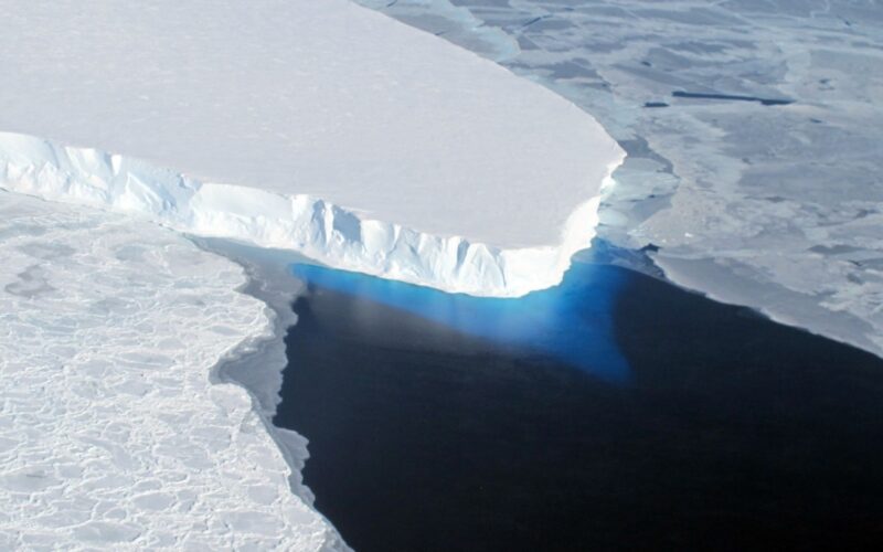 🌍 Clima: El glaciar Thwaites perdería su plataforma en 2026