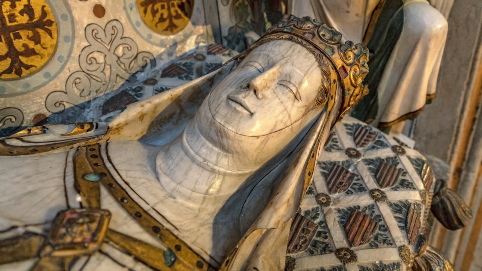 🦴 Arqueología: Una reina medieval y tumbas con heridas