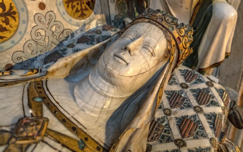 🦴 Arqueología: Una reina medieval y tumbas con heridas