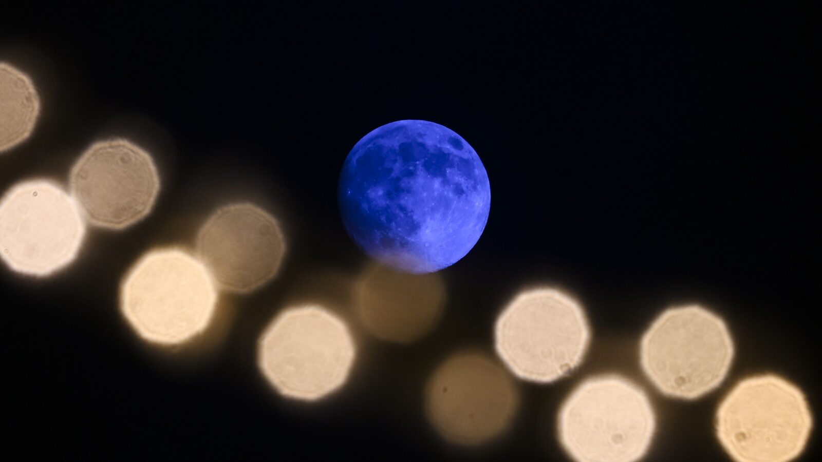 🌕 Astronomía: La Luna Azul sube esta noche