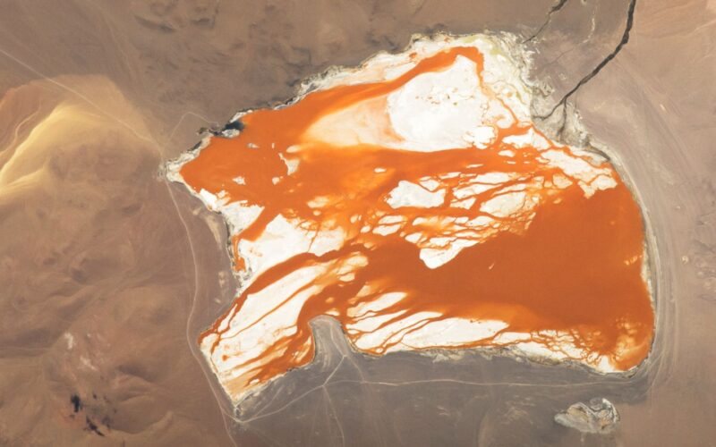🌍 Tierra: Una laguna que “sangra” desde el espacio