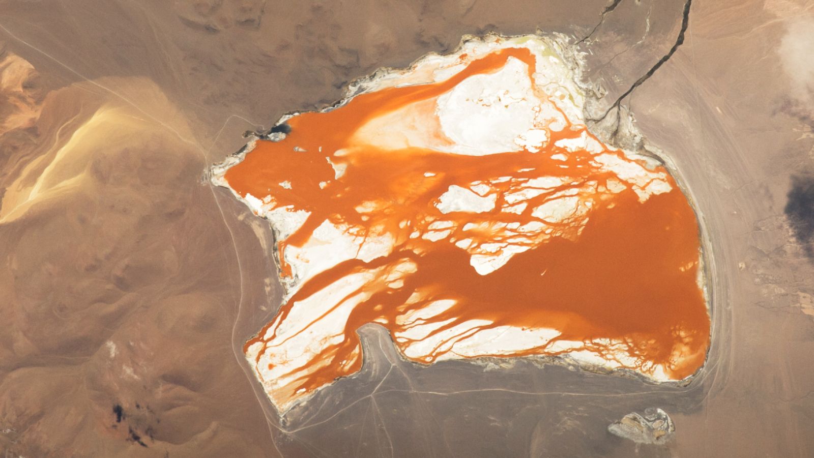 🌍 Tierra: Una laguna que “sangra” desde el espacio