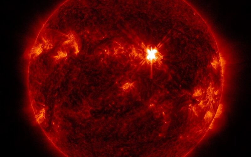 🚀 Espacio: Un destello solar fuerte, clase X1.0