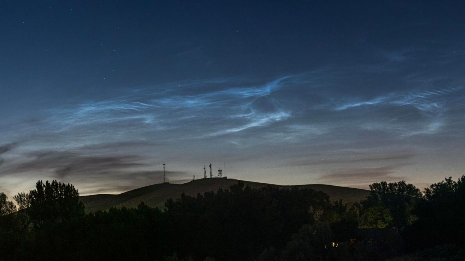 Tierra: Vuelven las nubes que brillan de noche