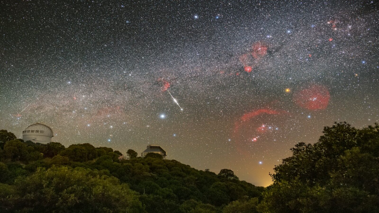 Astronomía: Un meteoro cruza Kitt Peak