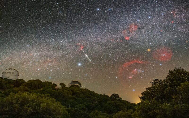 Astronomía: Un meteoro cruza Kitt Peak