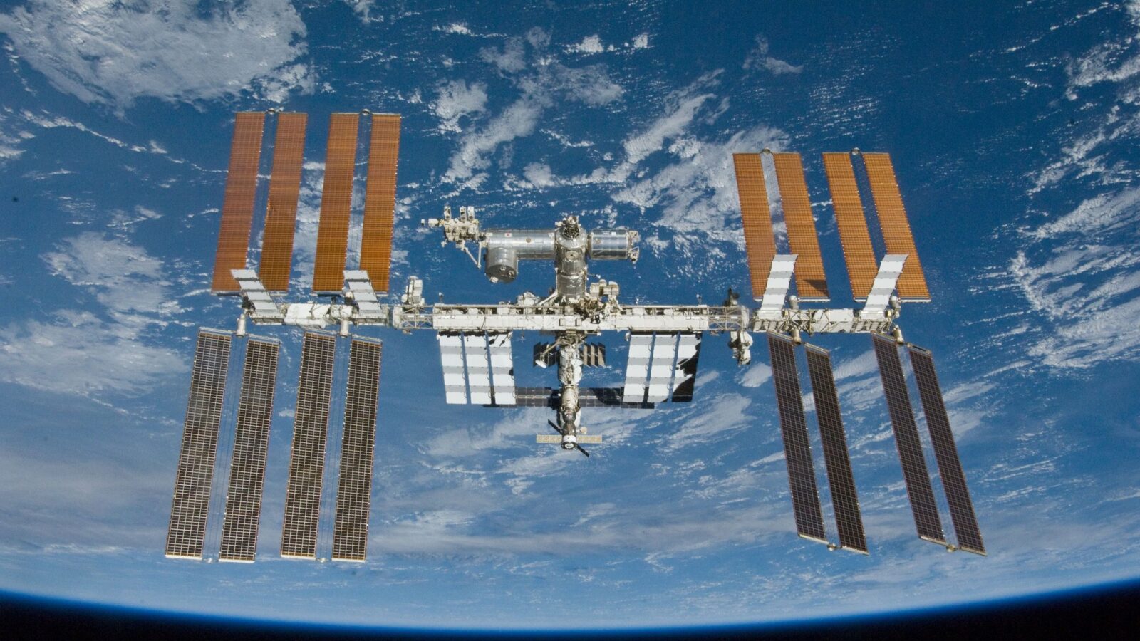 Espacio: Astronautas se refugian en Dragon por fuga en la ISS