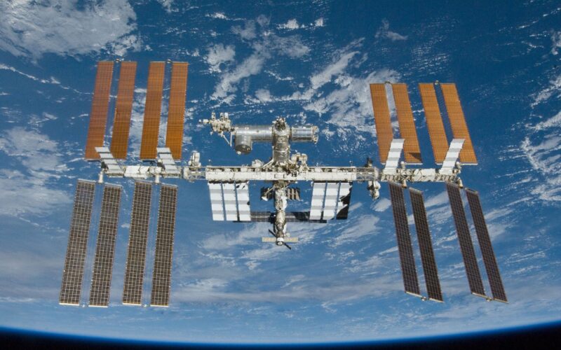 Espacio: Astronautas se refugian en Dragon por fuga en la ISS
