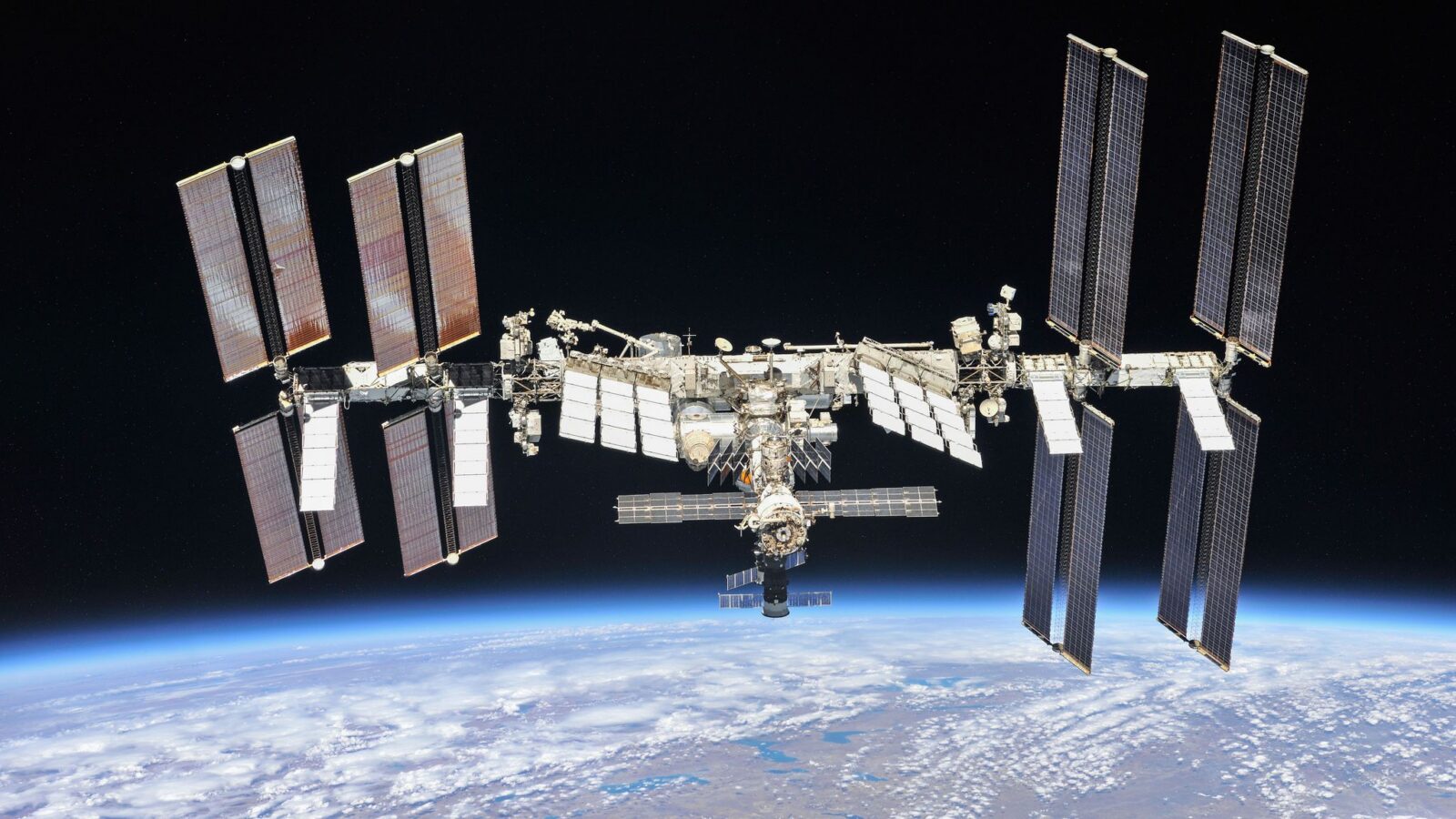 Espacio: Astronautas se refugian por fugas en la ISS