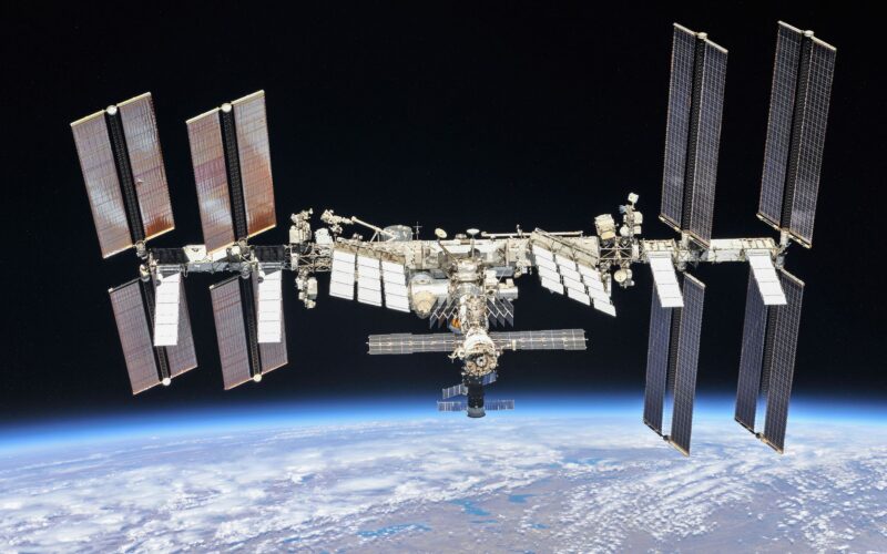 Espacio: Astronautas se refugian por fugas en la ISS