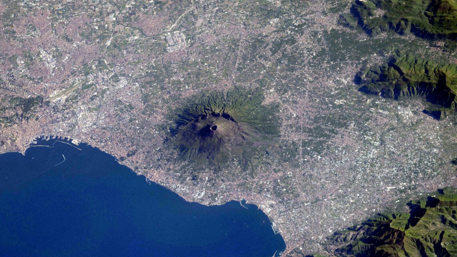 Espacio: Una astronauta fotografía el Vesubio desde la ISS