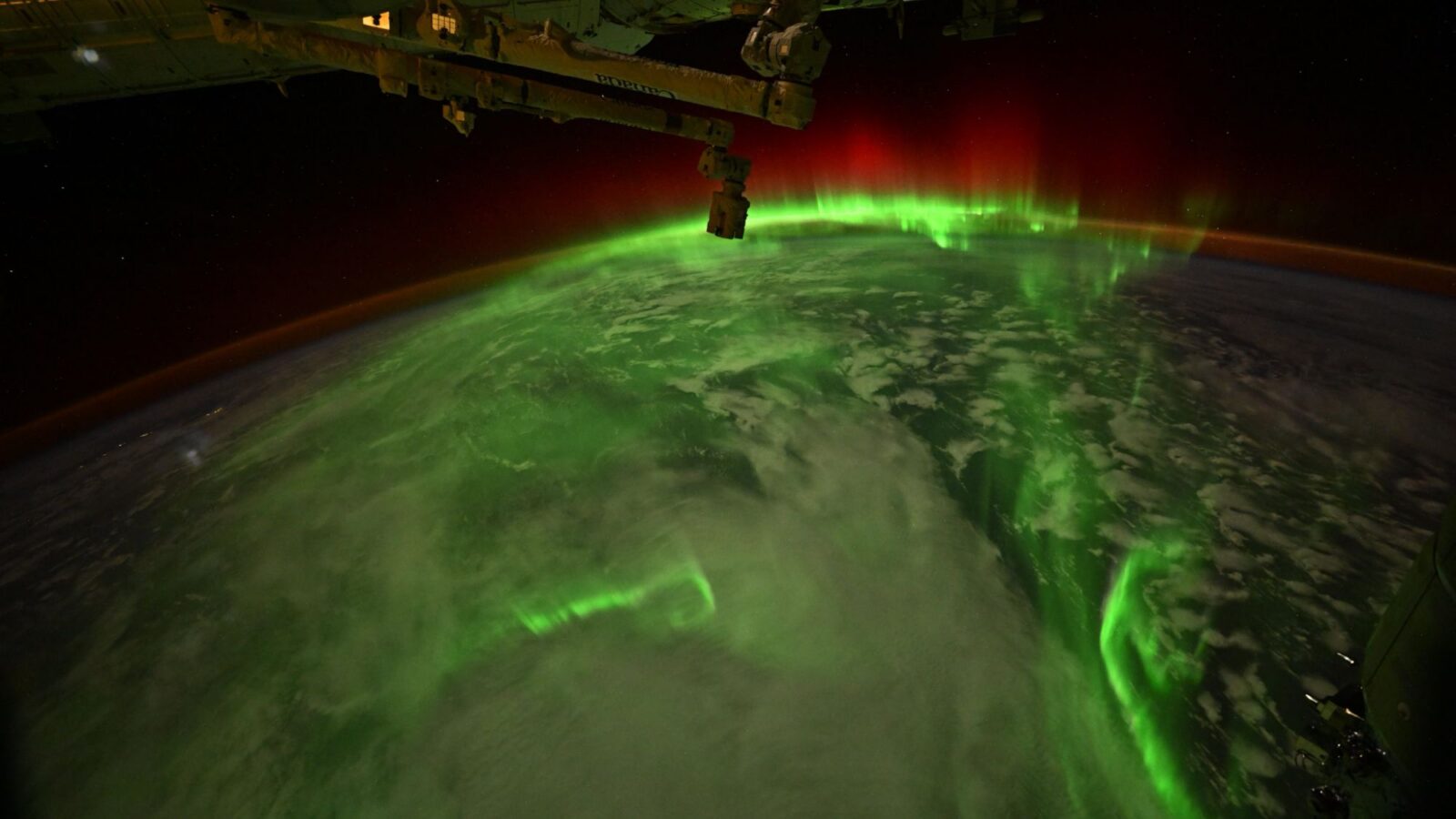 Espacio: una aurora que «serpentea» bajo la cápsula Dragon