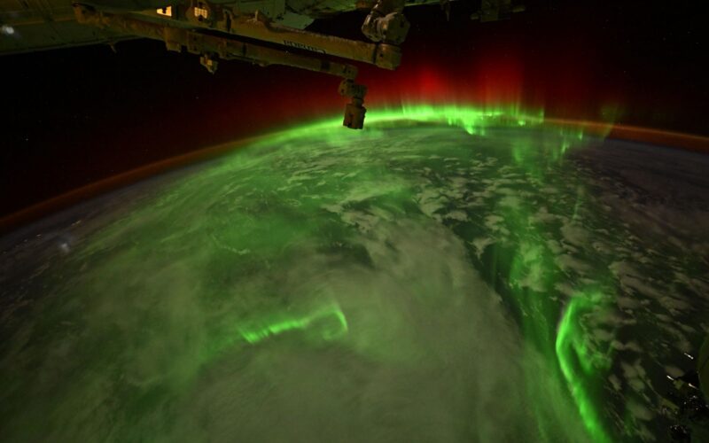 Espacio: una aurora que «serpentea» bajo la cápsula Dragon