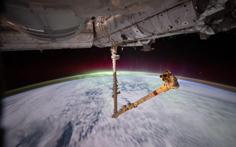 Espacio: la ISS prepara una caminata para reparar el Canadarm2