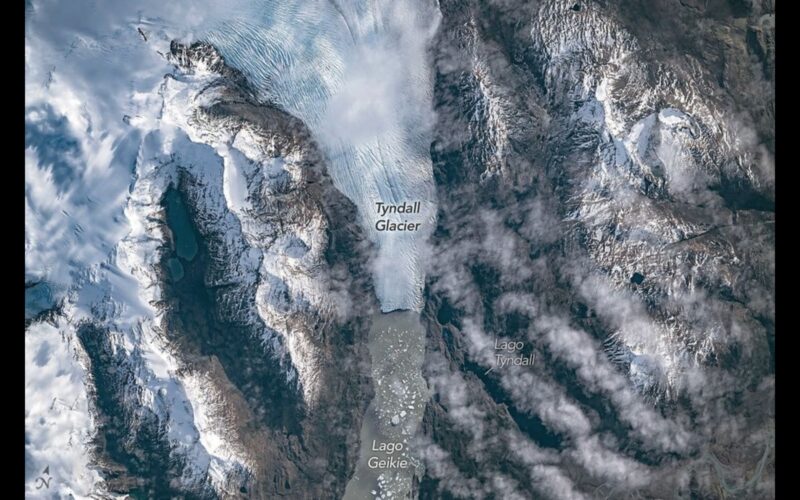 Clima: Un glaciar se astilla visto desde el espacio