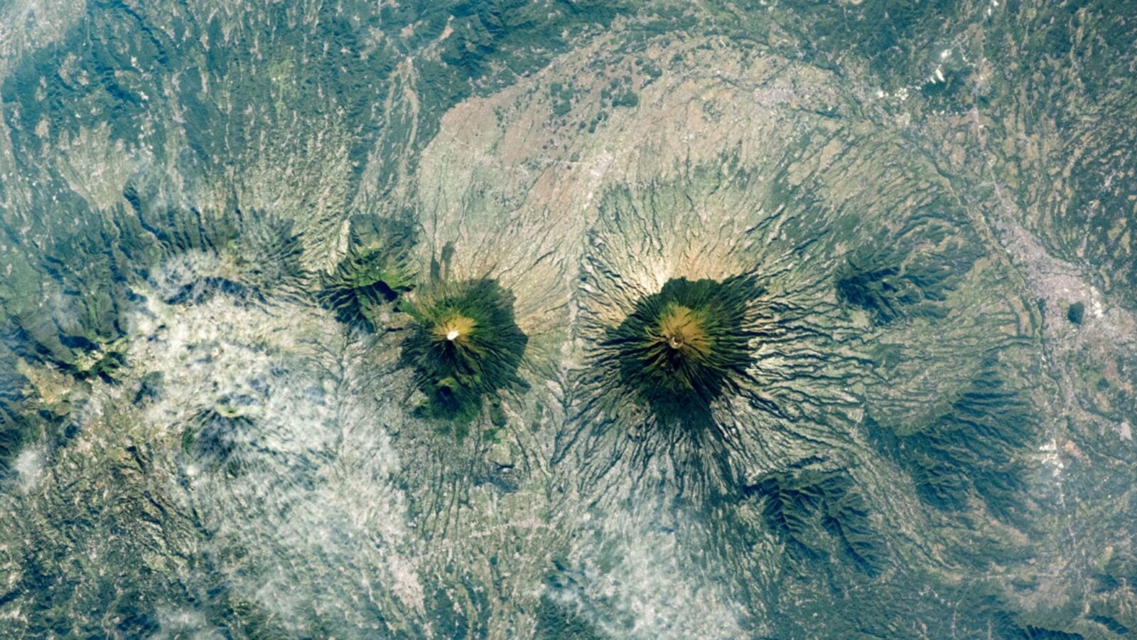 Tierra: Dos volcanes gemelos vistos desde el espacio