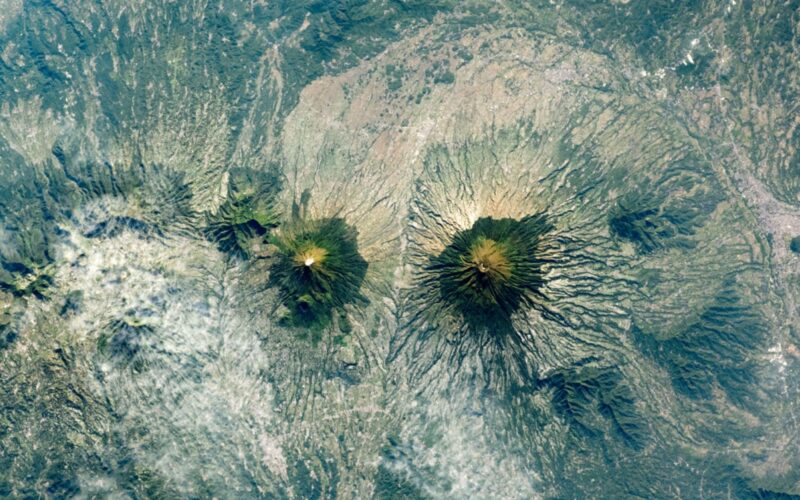 Tierra: Dos volcanes gemelos vistos desde el espacio