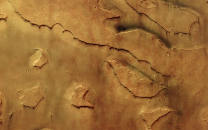 Espacio: 30 remolinos ocultos en valles marcianos