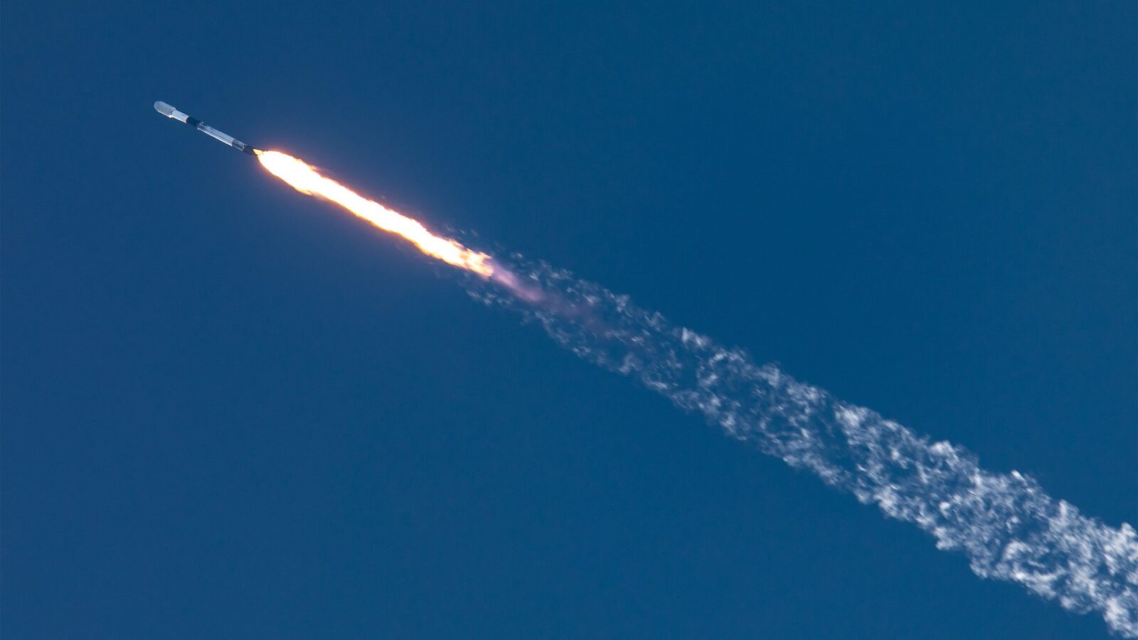 Espacio: SpaceX lanzará satélites espía desde California