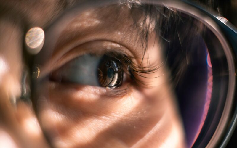 Neuro: Por qué tus ojos tardan en ver de noche