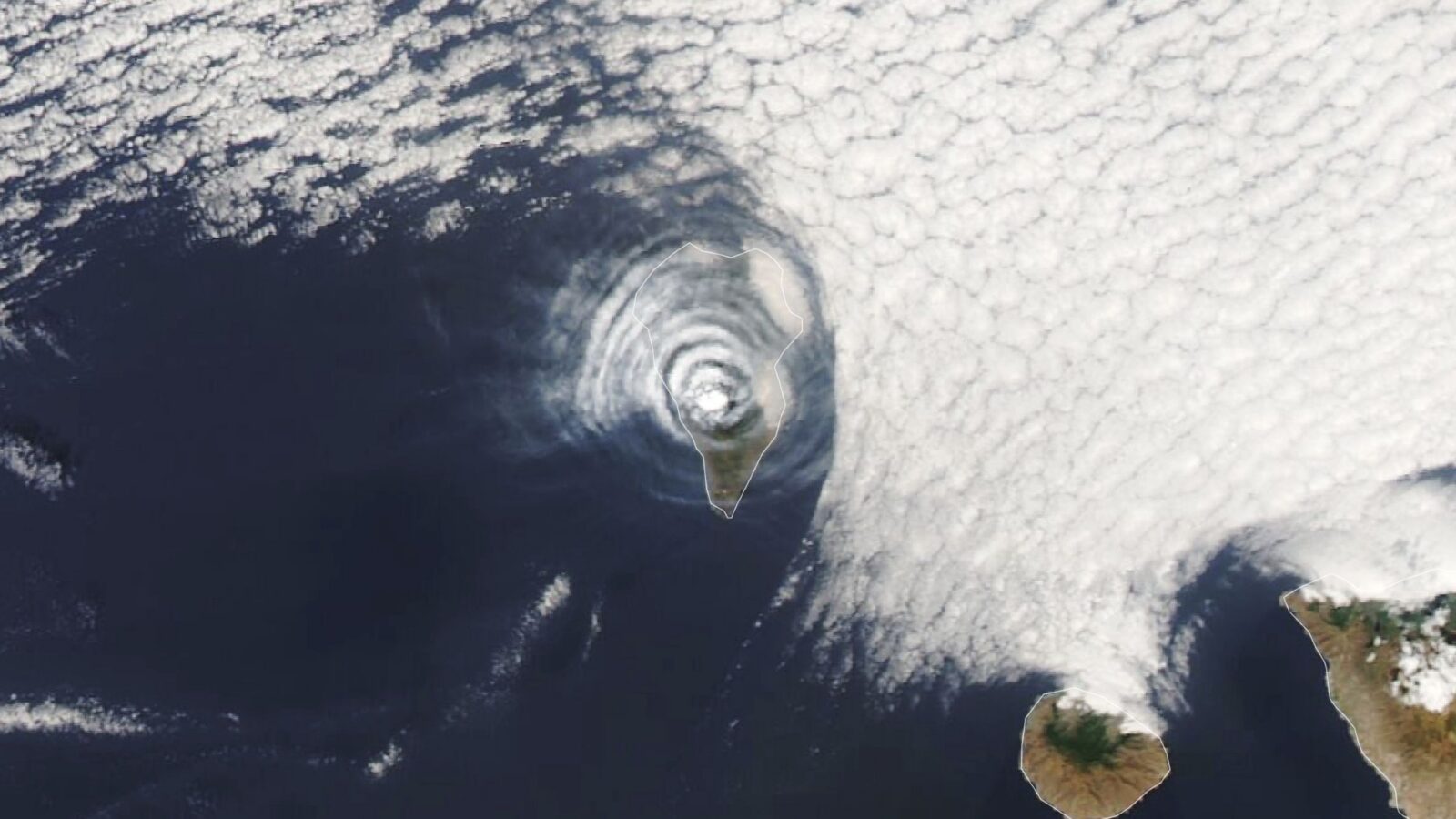 Tierra: Anillos de nube sobre un volcán en erupción