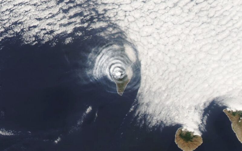Tierra: Anillos de nube sobre un volcán en erupción