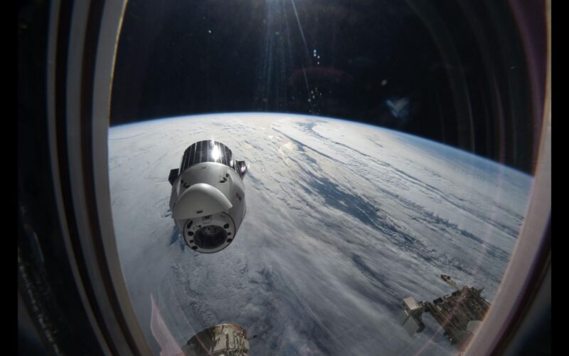 Espacio: Dragon se aleja de la ISS