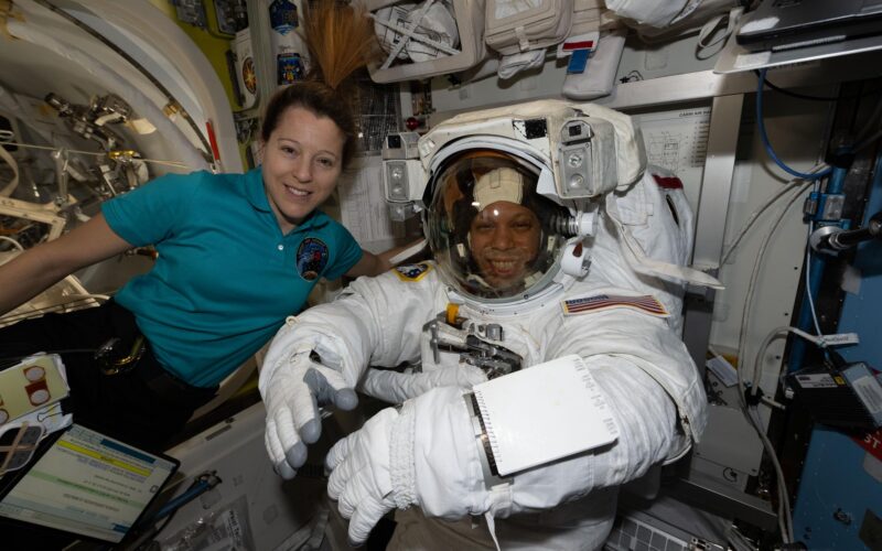 Espacio: Preparan una caminata espacial para reparar Canadarm2