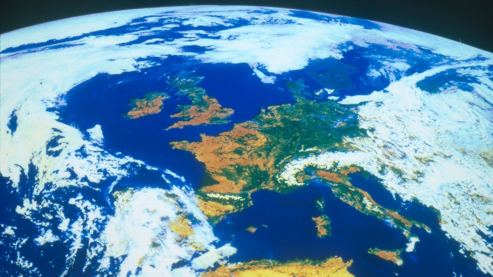 Clima: La Tierra refleja luz con simetría inesperada