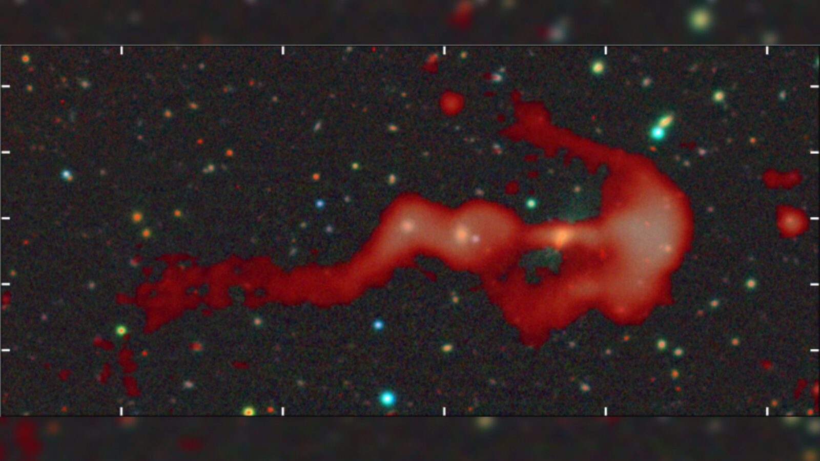Astronomía: Una galaxia dibuja un arco cósmico