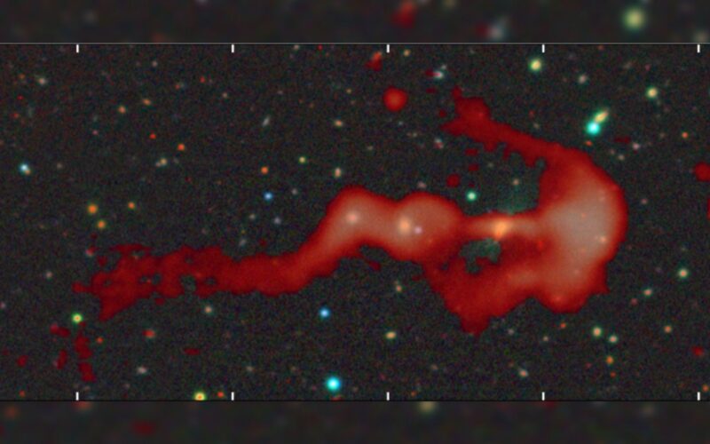 Astronomía: Una galaxia dibuja un arco cósmico