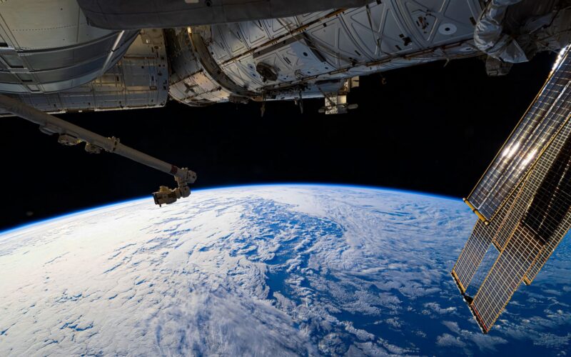 Química: Por qué el metal se pega en el espacio
