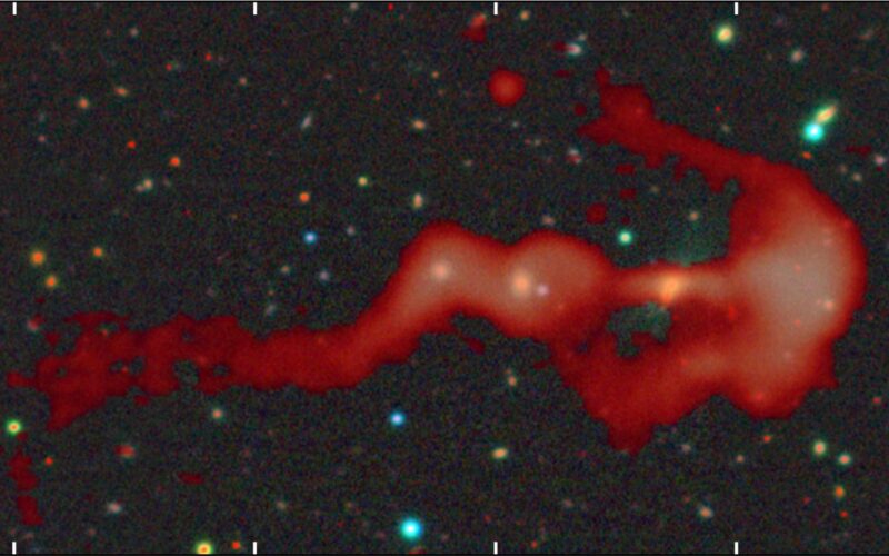 Astronomía: Una galaxia gigante parece arco y flecha